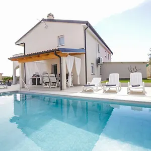 Villa Silver Novigrad With Private Pool, Novigrad Istria